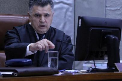  Imagens do julgamento do deputado Luis Augusto Lara hoje no Tribunal Regional Eleitoral. Numa das fotos, aparece um senhor: é o relator do processo.  Vice-presidente e Corregedor do TRE-RS, desembargador Andre Villarinho.