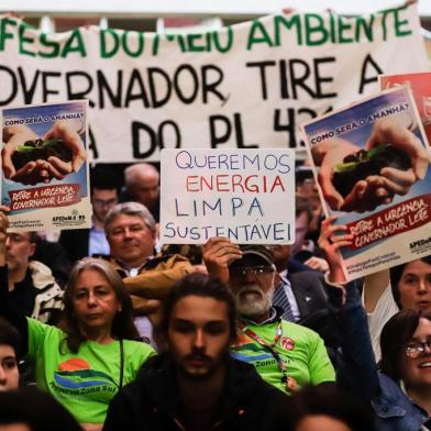  PORTO ALEGRE, RS, BRASIL - 21.10.2019 - O projeto de lei do governo do Estado que altera mais de 480 regras do código ambiental do Rio Grande do Sul será discutido em audiência promovida pela Assembleia Legislativa nesta segunda-feira (21). Integrantes de mais de 40 entidades rurais e de proteção ao meio ambiente e órgãos públicos convidados para o evento poderão tirar dúvidas e sugerir alterações no texto. Entre os chamados, estão Ministério Público Estadual, Ministério da Agricultura, Ordem dos Advogados do Brasil (OAB), Federação da Agricultura do Estado (Farsul), Instituto Brasileiro do Meio Ambiente e dos Recursos Naturais Renováveis (Ibama) e as ONGs WWF Brasil e Greenpeace. Estarão representando o governo os secretários Artur Lemos (Meio Ambiente) e Otomar Vivian (Casa Civil). (Foto: Omar Freitas/Agencia RBS)Local: Porto Alegre