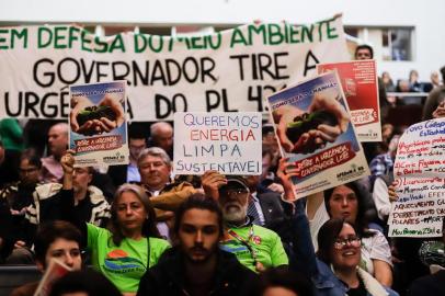  PORTO ALEGRE, RS, BRASIL - 21.10.2019 - O projeto de lei do governo do Estado que altera mais de 480 regras do código ambiental do Rio Grande do Sul será discutido em audiência promovida pela Assembleia Legislativa nesta segunda-feira (21). Integrantes de mais de 40 entidades rurais e de proteção ao meio ambiente e órgãos públicos convidados para o evento poderão tirar dúvidas e sugerir alterações no texto. Entre os chamados, estão Ministério Público Estadual, Ministério da Agricultura, Ordem dos Advogados do Brasil (OAB), Federação da Agricultura do Estado (Farsul), Instituto Brasileiro do Meio Ambiente e dos Recursos Naturais Renováveis (Ibama) e as ONGs WWF Brasil e Greenpeace. Estarão representando o governo os secretários Artur Lemos (Meio Ambiente) e Otomar Vivian (Casa Civil). (Foto: Omar Freitas/Agencia RBS)Local: Porto Alegre