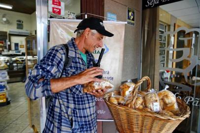  PORTO ALEGRE, RS, BRASIL 21/10/2019 - Fernando Ferreira da Silva - A padaria Miolo do Pão, em Gravataí, passou a deixar uma cesta na entrada do local com doações para quem precisa. (FOTO: ROBINSON ESTRÁSULAS/AGÊNCIA RBS)