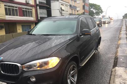 PORTO ALEGRE, 22/10/2019, BMW sem uma das rodas está abandonada sobre o viaduto Mariante, em Porto Alegre