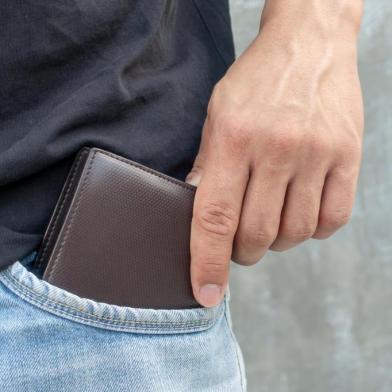  PORTO ALEGRE, RS, BRASIL, 22/10/2019- Homem com uma carteira marrom no bolso da calça jeans. (Foto: supaleka / stock.adobe.com)Fonte: 214934824