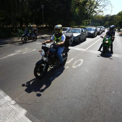  PORTO ALEGRE, RS, BRASIL,29/08/2019- Seis cruzamentos de Porto Alegre tem uma área destinada especialmente para as motos. Os chamados bolsões são espaços pintados no asfalto onde os motociclistas esperam o semáforo abrir à frente dos demais veículos. Na foto, cruzamentos da Avenida Goethe, com  Rua Mostardeiro.(FOTOGRAFO: TADEU VILANI / AGENCIA RBS)