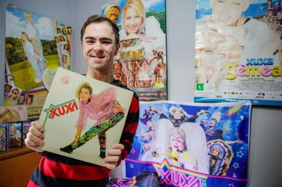  21/10/2019, RS, BRASIL, 21/10/2019: Paulo A. Junior, 25, que irá ao show da Xuxa no sábado. Ele descobriu, há pouco tempo, que sua meia-irmã é de Santa Rosa, terra da loira, e que é fã desde pequeno. Ele tem centenas de itens, de discos a VHS, posteres. (Foto: Omar Freitas / Agência RBS)Indexador: NGS