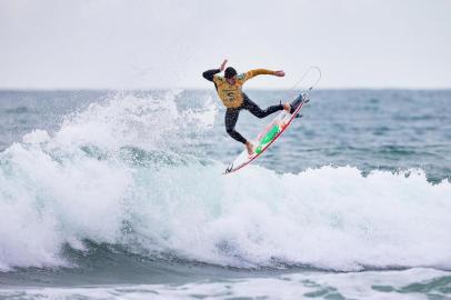 MEO Rip Curl Pro Portugal - WSL Championship Tour 2019PENICHE, PORTUGAL - OCTOBER 20: Two-time WSL Champion Gabriel Medina of Brazil suffered a priority interference and is eliminated from the 2019 MEO Rip Curl Pro Portugal with an equal 9th finish after placing second in Heat 5 of Round 4 at Supertubos on October 20, 2019 in Peniche, Portugal. (Photo by Laurent Masurel/WSL via Getty Images)Editoria: SLocal: PenicheIndexador: Laurent MasurelSecao: ASUFonte: World Surf LeagueFotógrafo: Contributor