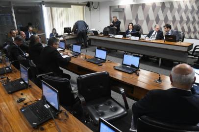  Senado FederalSeguirCCJ - Comissão de Constituição, Justiça e CidadaniaComissão de Constituição, Justiça e Cidadania (CCJ) realiza reunião deliberativa com item único. Emendas de Plenário à PEC 6/2019, que modifica o sistema de previdência social. Mesa:presidente da CCJ, senadora Simone Tebet (MDB-MS);relator da PEC 6/2019, senador Tasso Jereissati (PSDB-CE). Foto: Marcos Oliveira/Agência SenadoMesa: presidente da CCJ, senadora Simone Tebet (MDB-MS); relator da PEC 6/2019, senador Tasso Jereissati (PSDB-CE).Foto: Marcos Oliveira/AgÃªncia SenadoLocal: BrasÃ­liaIndexador: Marcos OliveiraFonte: AgÃªncia SenadoFotógrafo: mo