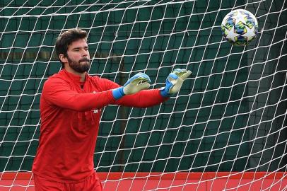  Liverpools Brazilian goalkeeper Alisson Becker attends a team training session at Melwood in Liverpool, north west England on October 22, 2019, on the eve of their UEFA Champions League Group E football match against Genk. (Photo by Paul ELLIS / AFP)Editoria: SPOLocal: LiverpoolIndexador: PAUL ELLISSecao: soccerFonte: AFPFotógrafo: STF