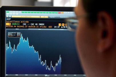 A turbulência financeira no mercado de capitais pôde ser sentida ontem em várias partes do mundo: em Hong Kong, a bolsa caiu 2,88%, no Brasil a queda foi de 1,48% e, em Paris chegou a 3,12%#PÁGINA:05 A broker works as his control screen shows a graph of activity on the French Stock Exchange in Paris Friday Aug. 10, 2007. The European Central Bank injected a further euro61 billion (US$83.8 billion) into the banking system Friday, its second bid in less than 24 hours to soothe credit markets amid signs that problems that began with U.S. subprime mortgages are digging deeper into the world economy. (AP Photo/Remy de la Mauviniere) Fonte: AP Fotógrafo: REMY DE LA MAUVINIERE