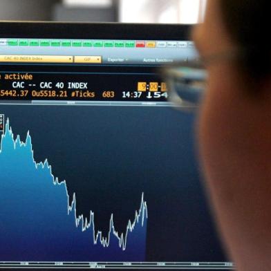 A turbulência financeira no mercado de capitais pôde ser sentida ontem em várias partes do mundo: em Hong Kong, a bolsa caiu 2,88%, no Brasil a queda foi de 1,48% e, em Paris chegou a 3,12%#PÁGINA:05 A broker works as his control screen shows a graph of activity on the French Stock Exchange in Paris Friday Aug. 10, 2007. The European Central Bank injected a further euro61 billion (US$83.8 billion) into the banking system Friday, its second bid in less than 24 hours to soothe credit markets amid signs that problems that began with U.S. subprime mortgages are digging deeper into the world economy. (AP Photo/Remy de la Mauviniere) Fonte: AP Fotógrafo: REMY DE LA MAUVINIERE