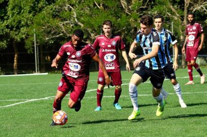 O Caxias foi derrotado pelo time de transição do Grêmio. O jogo válido pela Copa Seu Verardi ocorreu no CT Hélio Dourado. Na foto, o meia Andrews (com a bola)