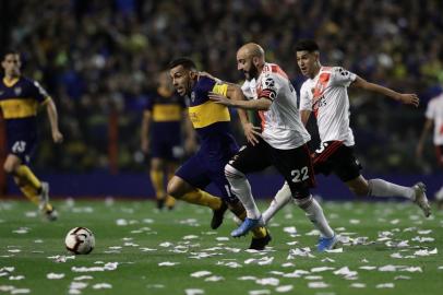 River Plates Javier Pinola (R) and Boca Juniors Carlos Tevez vie for the ball during their all-Argentine Copa Libertadores semi-final second leg football match at La Bombonera stadium in Buenos Aires, on October 22, 2019. (Photo by ALEJANDRO PAGNI / AFP)