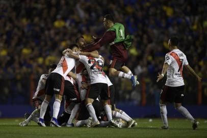 Players of River Plate celebrate after qualifying for the final of the Copa Libertadores final at the end of their semi-final second leg football match against Boca Juniors at La Bombonera stadium in Buenos Aires, on October 22, 2019. (Photo by Juan MABROMATA / AFP)