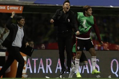 River Plates coach Marcelo Gallardo (C), assistant Matias Biscay (L) and player Santiago Sosa celebrate after qualifying for the final of the Copa Libertadores final at the end of their semi-final second leg football match against Boca Juniors at La Bombonera stadium in Buenos Aires, on October 22, 2019. (Photo by Alejandro PAGNI / AFP)