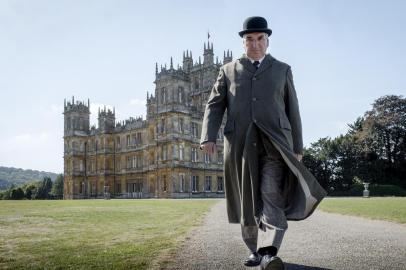 Filme Downton Abbey, baseado na série do mesmo nome. Na foto, jantar na mansão com a presença do rei e da rainha da Inglaterra. Em primeiro plano, Molesley, um dos criados. Charles Carson in DOWNTON ABBEY, a Focus Features release.