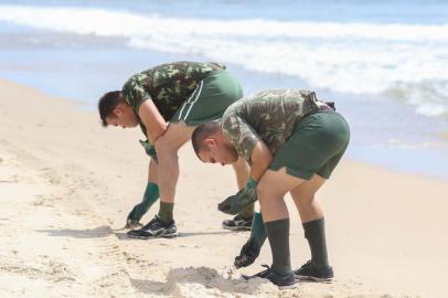 Mancha de Ã³leo em praias do Cabo de Santo Agostinho/Militares ajuda na limpezaRECIFE,PE,22.10.2019:MANCHA-ÓLEO-PRAIAS-CABO-SANTO-AGOSTINHO-MILITARES-AJUDA-LIMPEZA - Militares, voluntários e funcionários ligados ao meio ambiente realizam limpeza e retirada de óleo na Praia de Pedra do Xareu no Cabo de Santo Agostinho (PE), nesta terça-feira (22). Cerca de cinco mil militares foram convocados para realizar a limpeza nas praias nordestinas. (Foto: Marlon Costa/Futura Press/Folhapress)