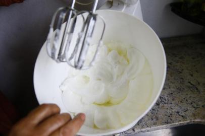  VIAMÃO - RIO GRANDE DO SUL - BRASIL - Receita do leitor do DG.  Passo a passo da receita Mousse de sagu. (FOTO: LAURO ALVES)