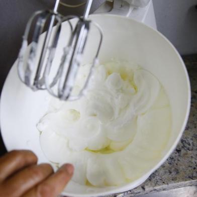  VIAMÃO - RIO GRANDE DO SUL - BRASIL - Receita do leitor do DG.  Passo a passo da receita Mousse de sagu. (FOTO: LAURO ALVES)