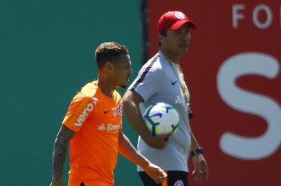 PORTO ALEGRE, RS, BRASIL, 23-10-2019: O técnico Zé Ricardo comanda o primeiro treino do Internacional no CT Parque Gigante. (FOTOGRAFO: MATEUS BRUXEL / AGENCIA RBS)