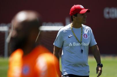 PORTO ALEGRE, RS, BRASIL, 23-10-2019: O técnico Zé Ricardo comanda o primeiro treino do Internacional no CT Parque Gigante. (FOTOGRAFO: MATEUS BRUXEL / AGENCIA RBS)