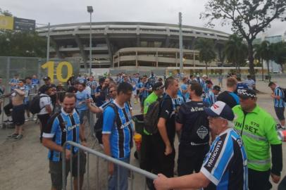 Torcedores do Grêmio nas imediações do Maracanã