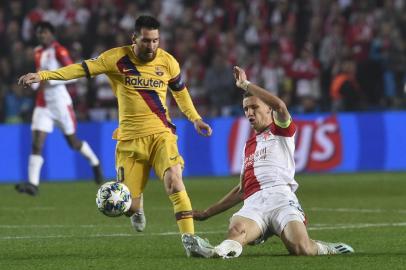 Slavia Pragues midfielder Tomas Soucek (R) vies for the ball with Barcelonas striker Lionel Messi during the UEFA Champions League football match between SK Slavia Prague and FC Barcelona in Prague, Czech Republic on October 23, 2019. (Photo by Michal CIZEK / AFP)