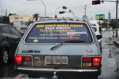  CAXIAS DO SUL, RS, BRASIL, 03/10/2019. Adesivo em carro com os dizeres: Bem vindo nossa cidade. Faça silêncio. Temos vereadores dormindo. Nas eleições eles acordam. Prefeito manda desmanda ninguém faz nada. (Porthus Junior/Agência RBS)Indexador: Porthus Junior                  