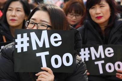  South Korean demonstrators hold banners during a rally to mark International Womens Day as part of the countrys #MeToo movement in Seoul on March 8, 2018.The #MeToo movement has gradually gained ground in South Korea, which remains socially conservative and patriarchal in many respects despite its economic and technological advances. / AFP PHOTO / Jung Yeon-jeEditoria: SOILocal: SeoulIndexador: JUNG YEON-JESecao: justice and rightsFonte: AFPFotógrafo: STF