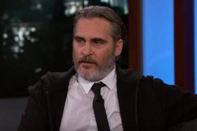 Em entrevista, Joaquin Phoenix fica constrangido ao assistir vídeo dos bastidores de Coringa