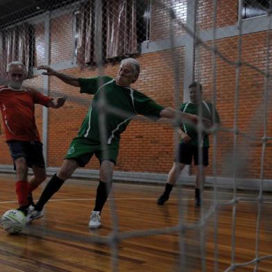  CAXIAS DO SUL, RS, BRASIL, 17/10/2019 - Nelson Berti, 80 anos, reserva as quintas-feiras à noite para praticar futebol de salão. Junto com um grupo de amigos, ele se diverte com o esporte. Além disso, Nelson também frequenta academia duas vezes por semana e acredita que, por isso, não tenha problemas de saúde. (Marcelo Casagrande/Agência RBS)