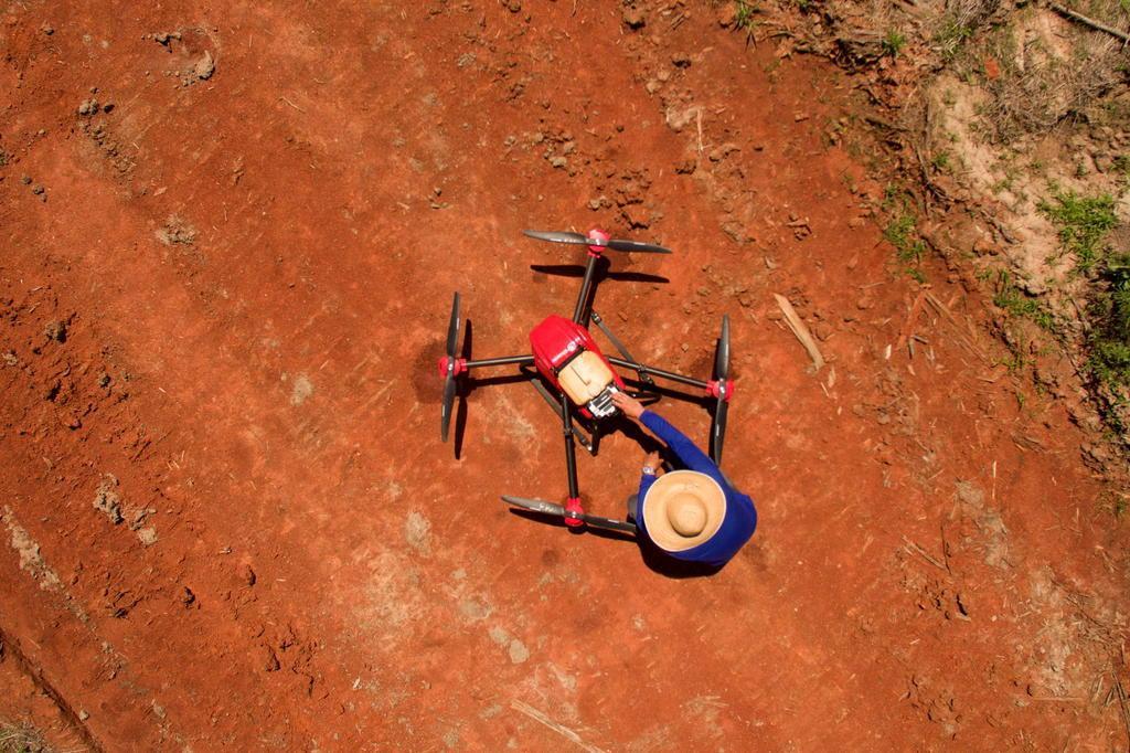 Quantos hectares um drone pulveriza por dia?