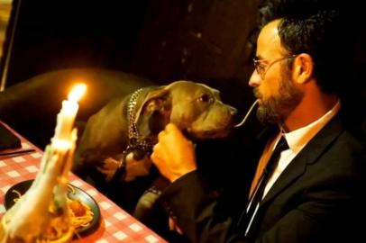 Ator Justin Theroux recria cena de A Dama e o Vagabundo com sua pitbull em pré-estreia