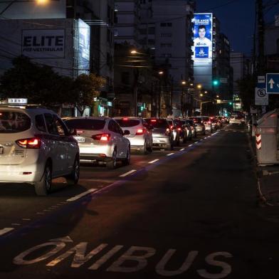  PORTO ALEGRE, RS, BRASIL - 24.10.2019 - Tranqueira que se forma com a faixa exclusiva para ônibus na Avenida Independência e Mostardeiro. (Foto: Jefferson Botega/Agencia RBS)Indexador: Jeff Botega