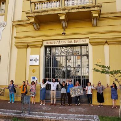  PORTO ALEGRE, RS, BRASIL 24/10/2019 - Margs promove um abraço simbólico em um prédio vizinho para sensibilizar o governo federal a ceder o imóvel ao museu. (FOTO: ROBINSON ESTRÁSULAS/AGÊNCIA RBS)