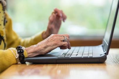 Laptop and senior woman's hands.PORTO ALEGRE, RS, 25/10/2019- BRASIL,Laptop. PC notebook em uma mesa. (Foto: DenisProduction.com / DenisProduction.com)Indexador: DenysFonte: 135061802