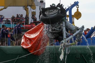  An Indonesian rescue team lift a pair tires from the ill-fated Lion Air flight JT 610 off Karawang in the Java Sea on November 4, 2018. - An Indonesian diver died while recovering body parts from the ill-fated Lion Air plane which crashed into the sea killing 189 people, an official said on November 3. (Photo by AZWAR IPANK / AFP)Editoria: DISLocal: Java SeaIndexador: AZWAR IPANKSecao: disaster (general)Fonte: AFPFotógrafo: STR