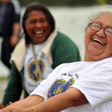  comemoração do Dia do Idoso com Osvalina Antunes de Lima (cabelos brancos) durante evento no Parque de CoqueirosIndexador: GUTO KUERTEN                    