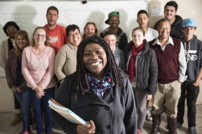  PORTO ALEGRE, RS, BRASIL, 16/10/2019- Educação para Jovens e Adultos (EJA): Karla Renée Machado, 49 anos, professora das séries iniciais e de EJA na E.M.E.F. Podalírio Inácio de Barcellos, em Alvorada. Renée deixou a escola cedo, aos 10 anos, porque precisava trabalhar para ajudar a família. Aos 18 anos, voltou a estudar como aluna do EJA. Terminou o Ensino Fundamental, depois o Médio e, aos 22 anos, ingressou na faculdade. Formou-se em Pedagogia e fez pós-graduação em Educação Infantil. Há 20 anos, dá aulas para alunos que, como ela, precisaram abandonar a escola na infância.(FOTOGRAFO: JEFFERSON BOTEGA / AGENCIA RBS)Indexador: Jefferson Botega