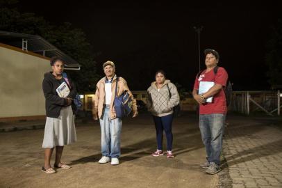 PORTO ALEGRE, RS, BRASIL, 17/10/2019- Reportagem sobre Educação para Jovens e Adultos (EJA), modalidade de ensino público voltada para aqueles que, por alguma razão, não puderam estudar na infância. As aulas costumam ser à noite, já que a maioria trabalha de dia. Mostramos as dificuldades pelas quais os professores passam, histórias de alunos tentando retomar estudos e conciliar com trabalho e família. Na foto (esquerda pra direita): Eines da Silva Tatsch, 44 anos, aluna da totalidade 2 / Luiz Carlos Branco, 70 anos, aposentado /Carla Gonçalves Santini, 27 anos, aluna da totalidade 2 / Paulo Sérgio Carpes dos Santos, 45 anos, autônomo.(FOTOGRAFO: JEFFERSON BOTEGA / AGENCIA RBS)Indexador: Jefferson Botega