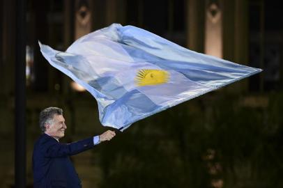 Argentina's President and presidential candidate of the Juntos por el Cambio party Mauricio Macri waves a national flag during the closing rally of his campaign in Cordoba, Argentina, on October 24, 2019. - Argentina holds presidential elections on October 27. (Photo by Ronaldo SCHEMIDT / AFP)