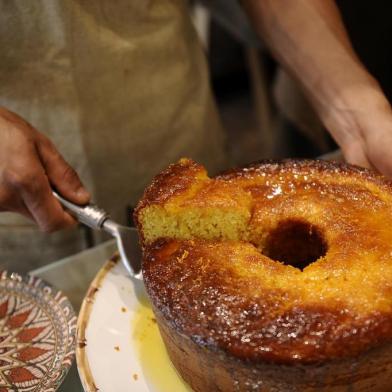  CAXIAS DO SUL, RS, BRASIL (01/10/2019)O jovem Clau Ribeiro montou um negócio inteiramente voltado para sua paixão de infância: os bolos. Há cerca de 8 meses ele atende na Nesclau Sabores. (Antonio Valiente/Agência RBS)