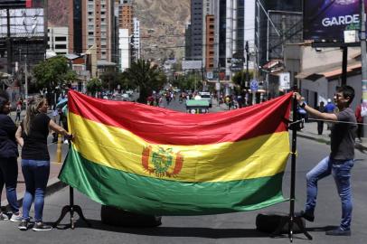 People demonstrate during a general strike in la Paz, Bolivia on October 25, 2019. - Bolivian President Evo Morales declared victory Thursday in elections whose disputed results have triggered riots, a general strike and opposition charges that he is trying to steal the election to secure a fourth straight term. (Photo by JORGE BERNAL / AFP)