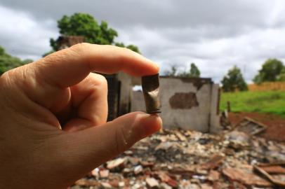  REDENTORA - RS - BR - 22.10.2019 - Índios Kaingangs, olhando o que restou da  casa do cacique Carlinhos Alfaiate, que foi incendiada no sábado (19.10.2019) a noite. Capsulas de munição encontradas no local. FOTÓGRAFO: TADEU VILANI - AGENCIA RBS