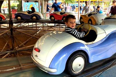  Ricardo, 2 anos, se diverte dirigindo um Austin Junior no Parquinho da Redenção.