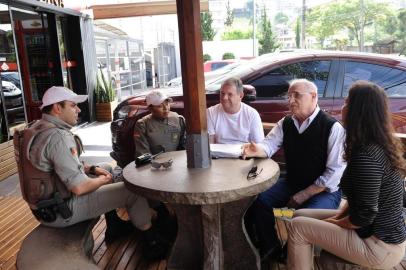  CAXIAS DO SUL, RS, BRASIL (23/10/2019)Moradores do bairro Colina Sorriso não querem o fim do programa de policiamento comunitário da Brigada Militar em Caxias do Sul. Desde 2005, iniciativa aproximou PMs da comunidade e reduziu índices de criminalidade. Na foto, (E) soldado Jeferson Kuhls, soldado Catiele de Carvalho, Celso Rech, Gilberto Carlos Zago e Marisbel Rosso Tolfo. (Antonio Valiente/Agência RBS)