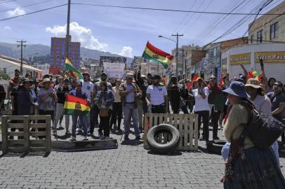 People demonstrate during a general strike in la Paz, Bolivia on October 25, 2019. - Bolivian President Evo Morales declared victory Thursday in elections whose disputed results have triggered riots, a general strike and opposition charges that he is trying to steal the election to secure a fourth straight term. (Photo by JORGE BERNAL / AFP)