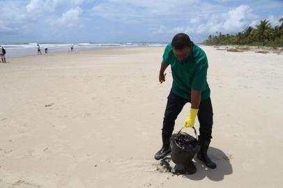  As manchas de óleo que atingem a costa de vários municípios litorâneos do Nordeste chegaram à Ilhéus, no sul da Bahia, no início da manhã desta sexta-feira (25), na Praia de Juerana, zona Norte. A praia foi limpa graças à força-tarefa coordenada pela Prefeitura, em conjunto com a Marinha, Corpo de Bombeiros Militar, instituições e órgãos ambientais. Mais de 300 toneladas já foram retiradas das praias baianas desde a chegada da substância, e Estado está em situação de emergência.