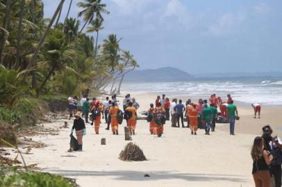  As manchas de óleo que atingem a costa de vários municípios litorâneos do Nordeste chegaram à Ilhéus, no sul da Bahia, no início da manhã desta sexta-feira (25), na Praia de Juerana, zona Norte. A praia foi limpa graças à força-tarefa coordenada pela Prefeitura, em conjunto com a Marinha, Corpo de Bombeiros Militar, instituições e órgãos ambientais. Mais de 300 toneladas já foram retiradas das praias baianas desde a chegada da substância, e Estado está em situação de emergência.