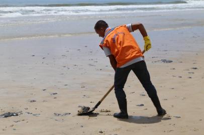  As manchas de óleo que atingem a costa de vários municípios litorâneos do Nordeste chegaram à Ilhéus, no sul da Bahia, no início da manhã desta sexta-feira (25), na Praia de Juerana, zona Norte. A praia foi limpa graças à força-tarefa coordenada pela Prefeitura, em conjunto com a Marinha, Corpo de Bombeiros Militar, instituições e órgãos ambientais. Mais de 300 toneladas já foram retiradas das praias baianas desde a chegada da substância, e Estado está em situação de emergência.