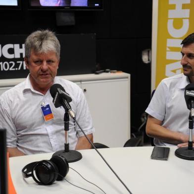  CAXIAS DO SUL, RS, BRASIL, 25/10/2019 - Programa Show dos esportes na rádio Gaúcha serra,  78ª edição, com os convidados Sergio Reinheimer, presidente da Copa União, e Adriano Ascari, diretor administrativo finabceiro da Copa União. Apresentação de Eduardo Costa e Cristiano Daros. (Marcelo Casagrande/Agência RBS)