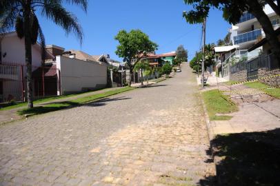  CAXIAS DO SUL, RS, BRASIL, 26/10/2019. Rua Armindo Corso, no bairro Planalto. No início da noite de sexta-feira (25/10), uma mulher foi rendida por ladrões de carro quando suas filhas, de três e sete anos, estavam dentro do automóvel. Felizmente os ladrões permitiram que as meninas fossem retiradas do veículo. (Porthus Junior/Agência RBS)